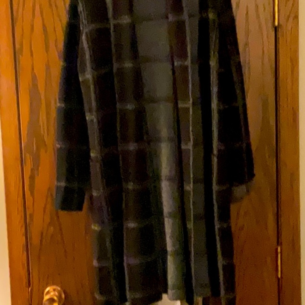 Selling a gorgeous TAHARI sweater/jacket. It’s long long to keep your legs warm!